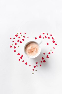 Bir fincan kahve ve kırmızı kalpler beyaz arka plan üzerinde kopya alanı izole. En az düz odasının kahve ile yatıyordu Sevgililer günü, aşk ve romantizm kavramı, en iyi görünüm için.