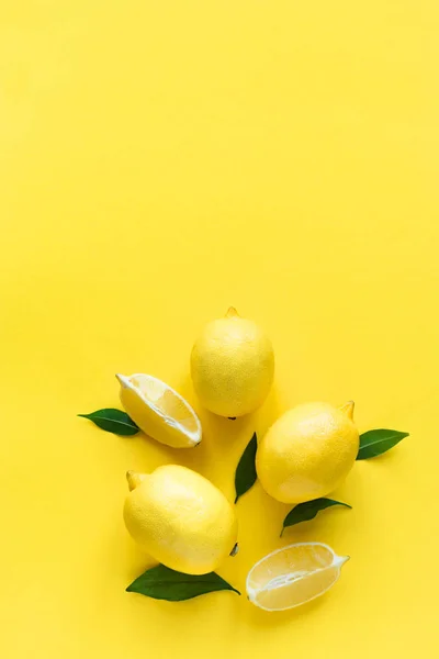 Limões Com Folhas Verdes Fundo Amarelo Vista Superior Espaço Cópia — Fotografia de Stock
