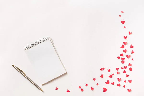 Cuaderno Corazones Rojos Aislados Sobre Fondo Blanco Espacio Para Copiar —  Fotos de Stock