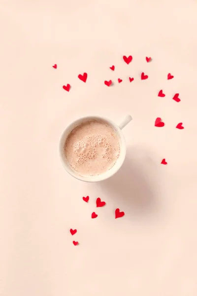 ベージュ色の背景 コピー領域に分離されたコーヒーと赤のハートのカップ バレンタインの日 愛とロマンスの概念 上面のカプチーノ コーヒーと最小限のフラットを築く — ストック写真