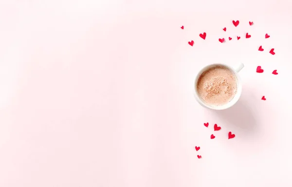 Tazza Caffè Cuori Rossi Isolati Sfondo Rosa Spazio Copia Minimale — Foto Stock