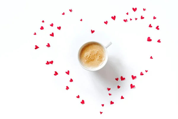 Bir Fincan Kahve Kırmızı Kalpler Beyaz Arka Plan Üzerinde Kopya — Stok fotoğraf