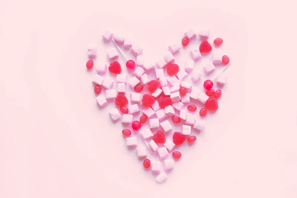 ピンク マシュマロとコピー領域 ピンクの背景にハートの形をしたお菓子 愛とバレンタインデーの概念を最小限のモックとしてスウィート ピンク パステル ハート — ストック写真