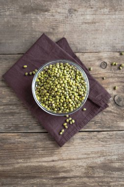 Ahşap masa, yemek hazır ıslak zeminde Mung fasulye alanı Kopyala.