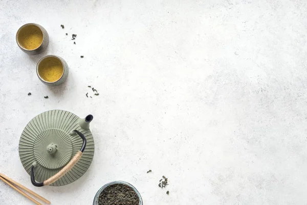Китайский Чайный Набор Железный Чайник Керамические Чашки Зеленым Чаем Листьями — стоковое фото