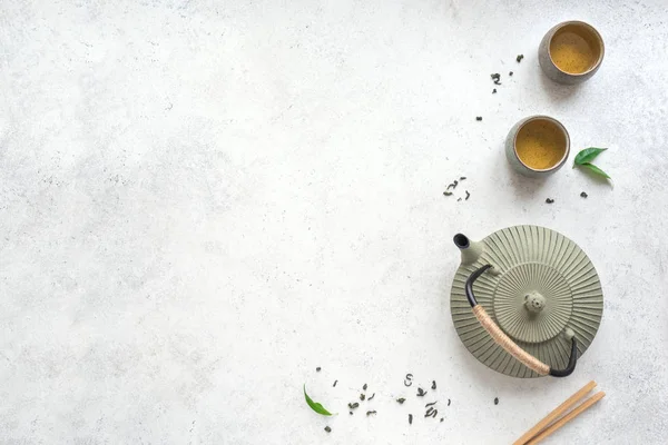 Зеленый Чайный Набор Железный Чайник Керамические Чашки Зеленым Чаем Листьями — стоковое фото