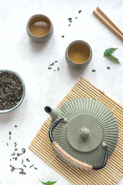 Green Tea Arrangement Iron Teapot Ceramic Teacups Green Tea Leaves — Stockfoto