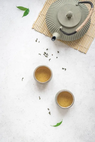 Asian Tea Set Teiera Ferro Tazze Ceramica Con Verde Foglie — Foto Stock