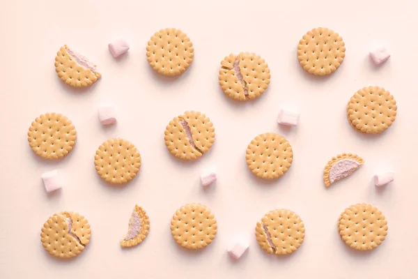 Biscotti Biscotti Cracker Marshmallow Piatto Laici Sfondo Beige Vista Dall — Foto Stock