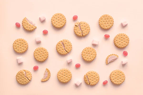 Biscotti Biscotti Cracker Caramelle Marshmallow Piatto Laici Sfondo Beige Vista — Foto Stock