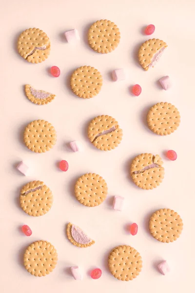 Cookies Koekjes Crackers Snoepjes Marshmallows Plat Lag Beige Achtergrond Bovenaanzicht — Stockfoto