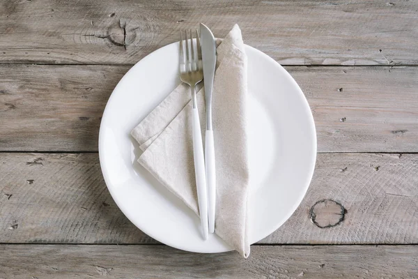 Plain Table Setting Plain White Ceramic Plate Linen Napkin Cutlery — 图库照片