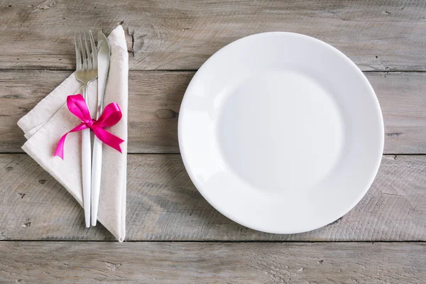 Empty Table Setting Pink Ribbon Plain White Ceramic Plate Linen — 图库照片