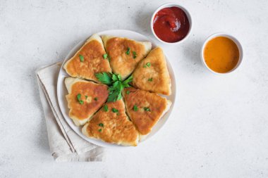Derin yağda kızartılmış vejetaryen vegan pies soslar, samsa, samosa - geleneksel sebze doldurulmuş pies, Vejetaryen kekler soslar beyaz arka planda, kopya alanı.