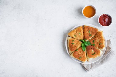 Derin yağda kızartılmış vejetaryen vegan pies soslar, samsa, samosa - geleneksel sebze doldurulmuş pies, Vejetaryen kekler soslar beyaz arka planda, kopya alanı.
