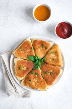 Derin yağda kızartılmış vejetaryen vegan pies soslar, samsa, samosa - geleneksel sebze doldurulmuş pies, Vejetaryen kekler soslar beyaz arka planda, kopya alanı.