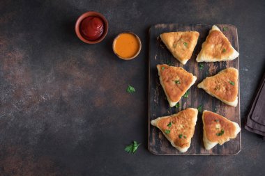 Derin yağda kızartılmış sebze pies, samsa, samosas, echpochmak - geleneksel et dolması turta ya da vejetaryen kekler rustik arka planda, kopya alanı.