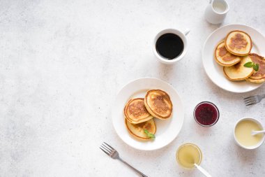 Kahvaltıda krep. Çeşitli soslar, reçel, bal ve kahve - ile ev yapımı gözleme kahvaltı iki, hafta sonu ailece kahvaltı, üstten görünüm, kopya alanı için.