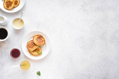 Kahvaltıda krep. Çeşitli soslar, reçel, bal ve kahve - ile ev yapımı gözleme kahvaltı iki, hafta sonu ailece kahvaltı, üstten görünüm, kopya alanı için.