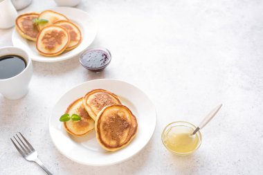 Kahvaltıda krep. Çeşitli soslar, reçel, bal ve kahve - ile ev yapımı gözleme kahvaltı iki, hafta sonu ailece kahvaltı, üstten görünüm.