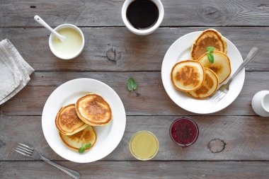 Kahvaltıda krep. Çeşitli soslar, reçel, bal ve kahve - ile ev yapımı gözleme kahvaltı iki, hafta sonu ailece kahvaltı, üstten görünüm.
