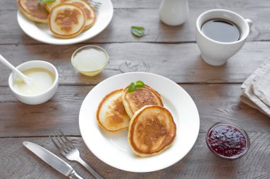 Kahvaltıda krep. Ev yapımı krep ile çeşitli soslar, reçel, bal ve kahve - iki kişilik kahvaltı hafta sonu ailece kahvaltı.