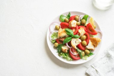 Panzanella domates salatası kiraz domates, fesleğen ve ciabatta kruton. Yaz sağlıklı gıda - panzanella salatası, üstten görünüm, kopya alanı.