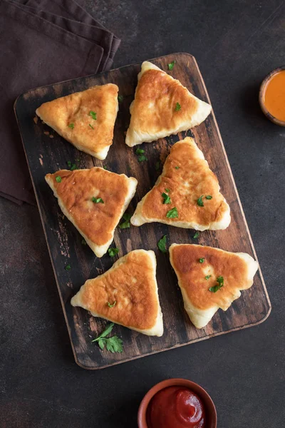 Derin yağda kızartılmış sebze pies, samsa, samosas, echpochmak - geleneksel et dolması turta ya da vejetaryen kekler rustik arka planda, kopya alanı.