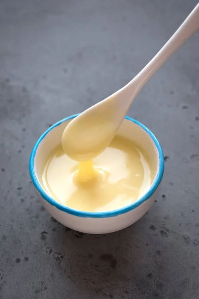 Condensed Milk Pouring White Bowl Sweet Vanilla Sauce Condensed Evaporated — Stock Photo, Image