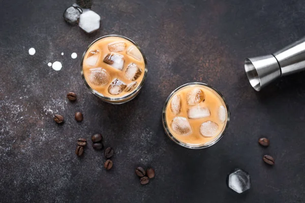Votka Kahve Likör Krema Ile Beyaz Rus Kokteyller Yapımı Buzlu — Stok fotoğraf