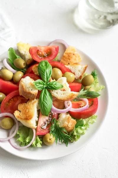 Rajčatový Salát Cherry Rajčaty Bazalkou Ciabatta Panzanella Krutony Letní Zdravé — Stock fotografie