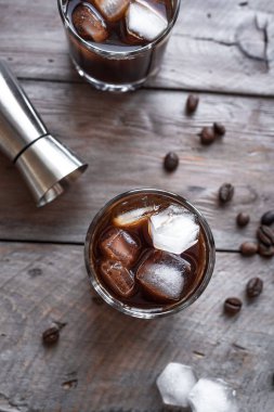 Siyah Rus kokteyl votka ve kahve likörü ile. Ev yapımı alkol ayyaş siyah Rus iç ahşap zemin üzerine kahve çekirdekleri ile.