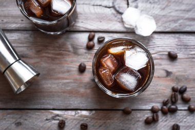 Siyah Rus kokteyl votka ve kahve likörü ile. Ev yapımı alkol ayyaş siyah Rus iç ahşap zemin üzerine kahve çekirdekleri ile.