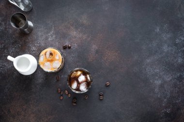 Siyah ve Beyaz Rus kokteyl votka, kahve likör ve krema ile. Ev yapımı buzlu alkol ayyaş siyah Rus ve Beyaz Rus içecek kahve çekirdekleri koyu arka planda, kopya alanı ile.