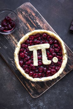 Kirazlı turta - Pi ile ev yapımı geleneksel kiraz pasta yapma imzalamak için Mart 14th tatile rustik arka plan gün pi, görünümü top.