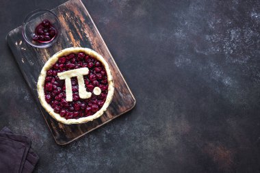 Kirazlı turta - Pi ile ev yapımı geleneksel kiraz pasta yapma imzalamak için Mart 14th tatil, rustik arka plan, üstten görünüm, kopya alanı pi günü.