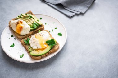 Haşlanmış yumurta - dilimlenmiş ekmek üzerinde sağlıklı kahvaltı veya aperatif, avokado ve yumurta ile avokado sandviç alanı Kopyala.