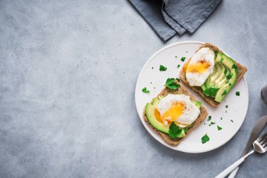 Haşlanmış yumurta - dilimlenmiş ekmek üzerinde sağlıklı kahvaltı veya aperatif, avokado ve yumurta ile avokado sandviç alanı Kopyala.