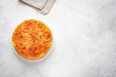 Beyaz arka plan üzerinde turuncu kek aşağı ters alanı kopyalayın. Ev yapımı kek ile kanlı portakal, narenciye.