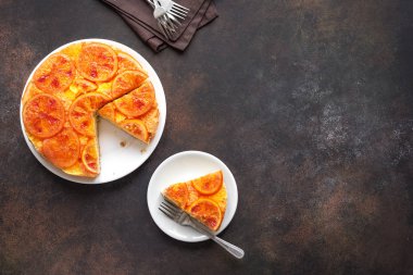 Rustik arka plan üzerinde turuncu kek aşağı ters alanı kopyalayın. Ev yapımı kek ile kanlı portakal, narenciye.