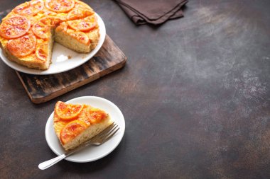 Rustik arka plan üzerinde turuncu kek aşağı ters alanı kopyalayın. Ev yapımı kek ile kanlı portakal, narenciye.