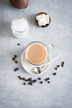 Kurşungeçirmez kahve, organik tereyağı ve MCT hindistan cevizi yağı, paleo, keto, ketojenik içecekle harmanlanmış..