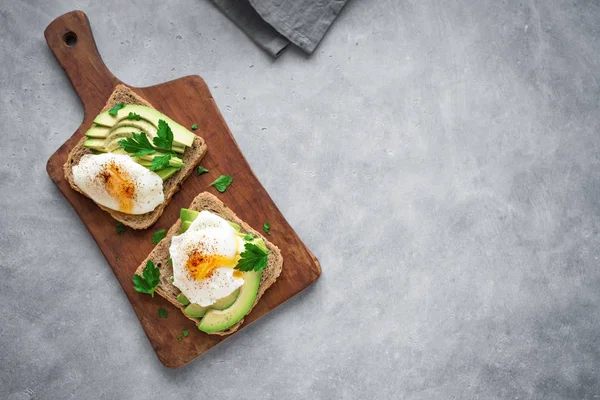 Avokado Smörgåsar Med Pocherat Ägg Skivad Avokado Och Ägg Rostat — Stockfoto