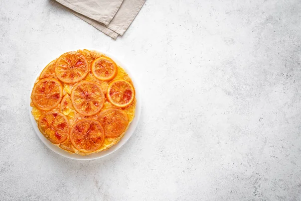 Beyaz arka plan üzerinde turuncu kek aşağı ters alanı kopyalayın. Ev yapımı kek ile kanlı portakal, narenciye.