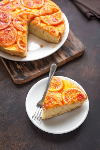 Kopfüber Orangefarbener Kuchen Auf Rustikalem Hintergrund Hausgemachter Kuchen Mit Blutigen — Stockfoto