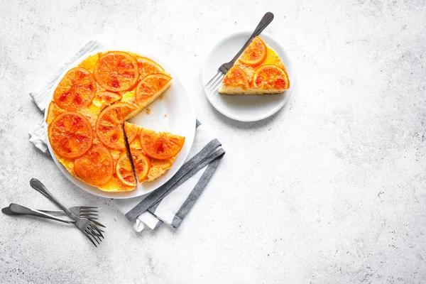 Beyaz arka plan üzerinde turuncu kek aşağı ters alanı kopyalayın. Ev yapımı kek ile kanlı portakal, narenciye.