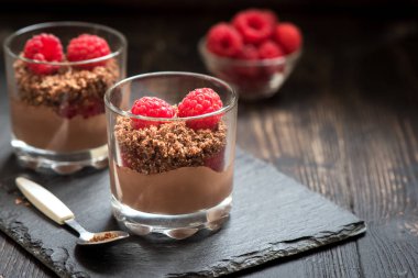 Ahududu ile bardaklarda çikolata tatlı. Çikolatalı mus veya taze çilek, kopya alanı ile bölümü bardaklarda puding.