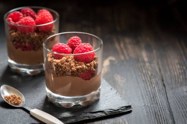 Ahududu ile bardaklarda çikolata tatlı. Çikolatalı mus veya taze çilek, kopya alanı ile bölümü bardaklarda puding.