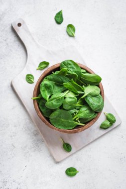 Bebek ıspanak kapta beyaz arka plan, üstten görünüm, kopya alanı bırakır. Yeme temiz, Detoks, diyet gıda madde - yeşil organik ıspanak.
