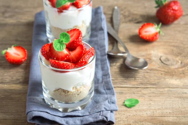 Sobremesa Morango Com Creme Queijo Morangos Frescos Fundo Madeira Cheesecake — Fotografia de Stock